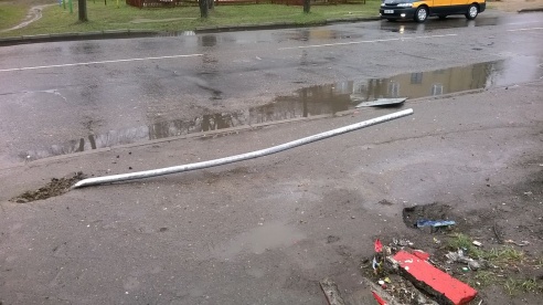 В Барановичах «Опель» снес навес на автобусной остановке