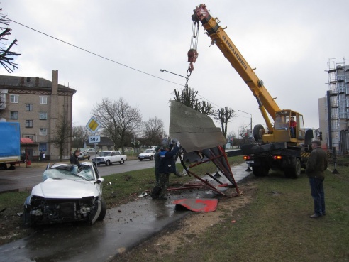 В Барановичах «Опель» снес навес на автобусной остановке