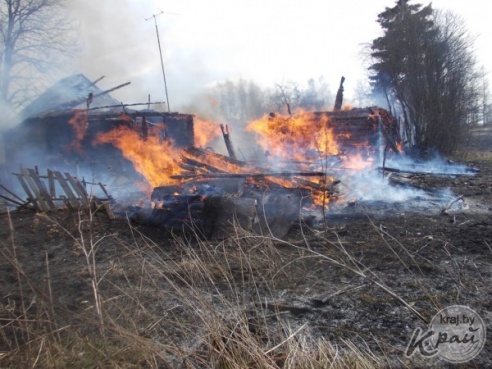 В деревне Латыголь Вилейского района молодечненец сжигал мусор – сгорели дача и два сарая, повреждена баня (ФОТО)