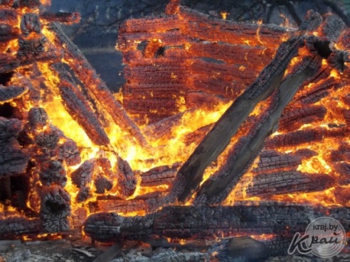 В деревне Латыголь Вилейского района молодечненец сжигал мусор – сгорели дача и два сарая, повреждена баня (ФОТО)