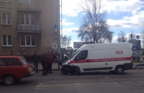 В Барановичах машина скорой помощи столкнулась с легковушкой