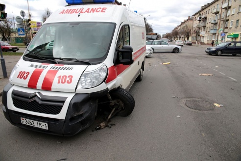 В Барановичах машина скорой помощи столкнулась с легковушкой