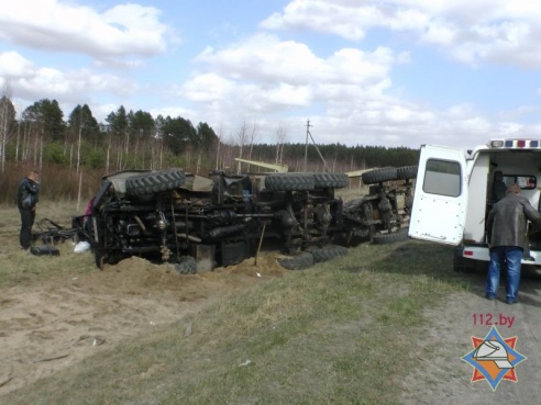 В Житковичском районе опрокинулся лесовоз, спасателям пришлось деблокировать водителя (фото)