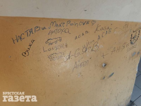 В Бресте по ул. Суворова, 106 лифт, отслуживший 30 лет, менять не будут из-за отсутствия средств