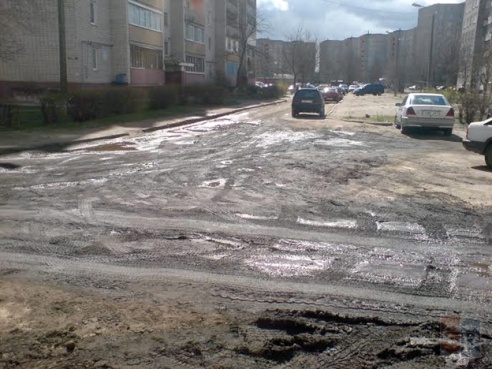 А был ли ремонт? Ямы на дороге в Жодино засыпали землей под дождем