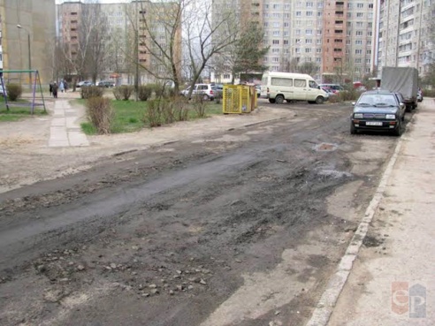 А был ли ремонт? Ямы на дороге в Жодино засыпали землей под дождем