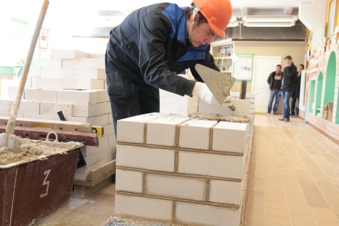 Лучшего каменщика области среди учреждений образования определили в Барановичах