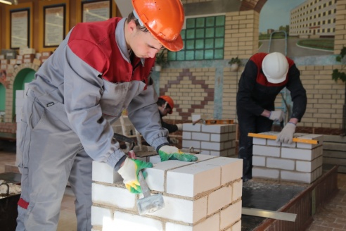 Лучшего каменщика области среди учреждений образования определили в Барановичах