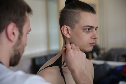 Огнедышащий режиссер и говорящий гроб: репортаж из-за кулис театрального фестиваля в Барановичах