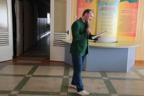 Огнедышащий режиссер и говорящий гроб: репортаж из-за кулис театрального фестиваля в Барановичах