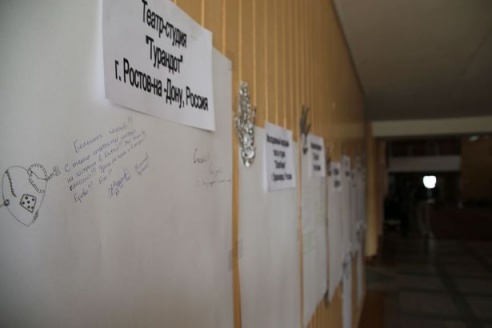 Огнедышащий режиссер и говорящий гроб: репортаж из-за кулис театрального фестиваля в Барановичах