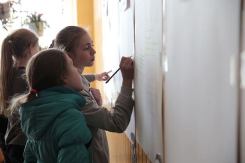 Огнедышащий режиссер и говорящий гроб: репортаж из-за кулис театрального фестиваля в Барановичах