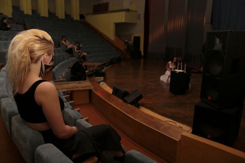 Огнедышащий режиссер и говорящий гроб: репортаж из-за кулис театрального фестиваля в Барановичах