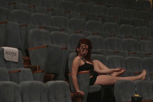 Огнедышащий режиссер и говорящий гроб: репортаж из-за кулис театрального фестиваля в Барановичах