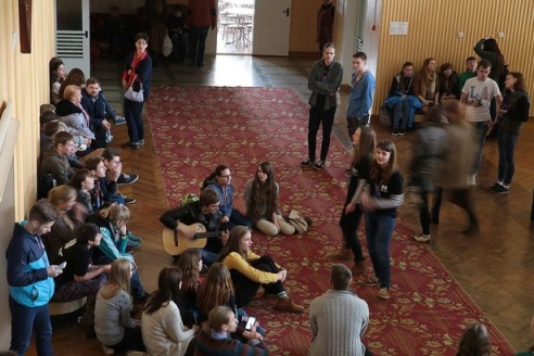 Огнедышащий режиссер и говорящий гроб: репортаж из-за кулис театрального фестиваля в Барановичах