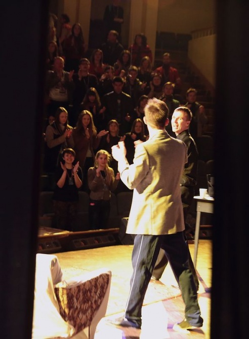 Огнедышащий режиссер и говорящий гроб: репортаж из-за кулис театрального фестиваля в Барановичах