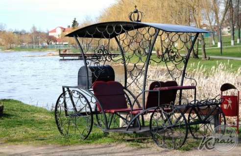 На кованой карете, запряженной двойкой лошадей, можно будет покататься в Глубоком (ФОТО, ВИДЕО)