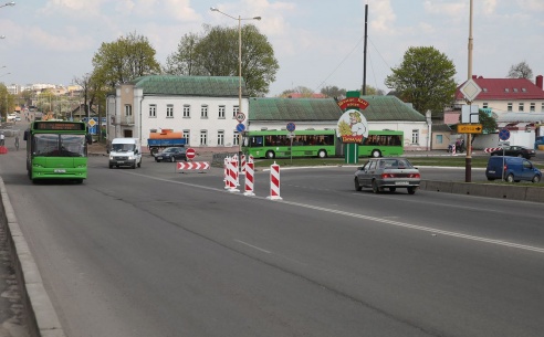 В Барановичах движение транспорта с улицы Фроленкова на мост пустили по новому маршруту