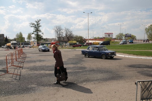 В Барановичах движение транспорта с улицы Фроленкова на мост пустили по новому маршруту
