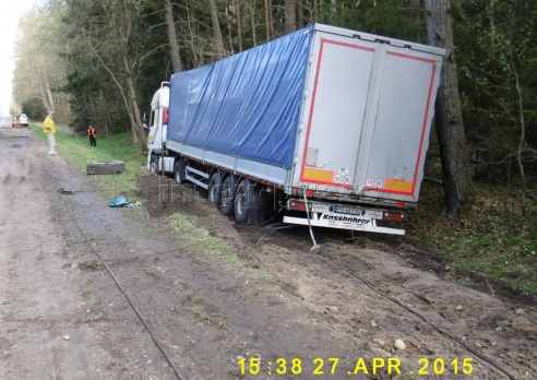 В Ляховичском районе фура съехала в кювет
