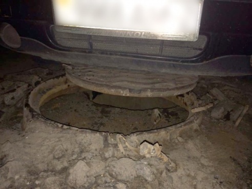 Владелец машины, поврежденной о выпирающий люк на дороге в Глубоком, выиграл в суде дело против местного ЖКХ (ФОТО)