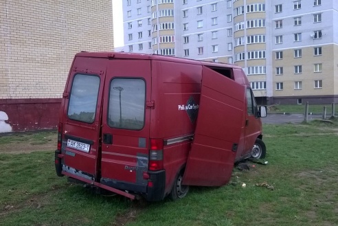 Брошенный бус в Барановичах угрожает здоровью детей