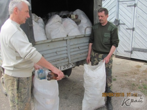 Более 20 мешков мусора – бутылки, пакеты, детские подгузники – собрали у озера Белое на Глуботчине (ФОТО)