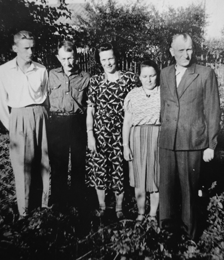 Попало детство под бомбёжку Попало детство под бомбёжку