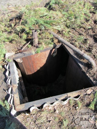 Житель Вилейки организовал подземный мини-завод по производству самогона (ФОТО)