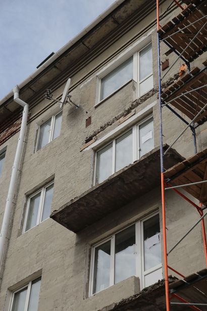 В Барановичах на ул. Ленина демонтируют балконы из-за опасности их падения
