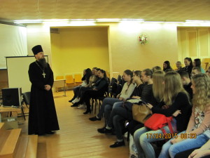 В актовом зале средней школы № 4 города Костюковичи состоялась встреча учащихся 8-х классов с настоятелем Свято-Мариемагдалинского храма протоиереем Михаилом