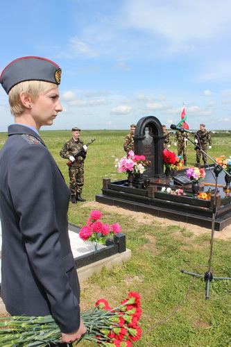 В Барановичском районе поставили памятник сотруднику ГАИ, погибшему год назад в Минске