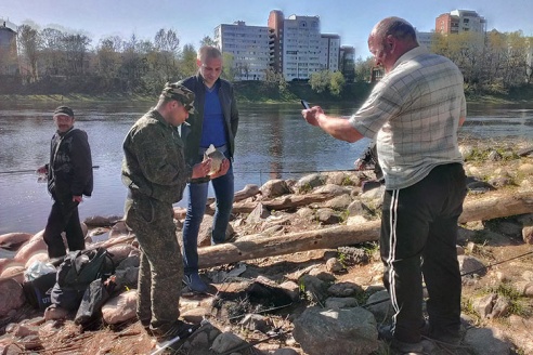На Дзвіне ў цэнтры Віцебска злавілі вялізнага карася (фота + відэа)