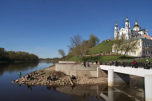 На Дзвіне ў цэнтры Віцебска злавілі вялізнага карася (фота + відэа)