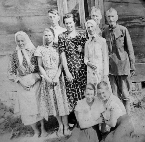 Попало детство под бомбёжку