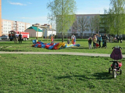 Ветром опрокинуло надувной аттракцион в Горках: девять детей пострадали