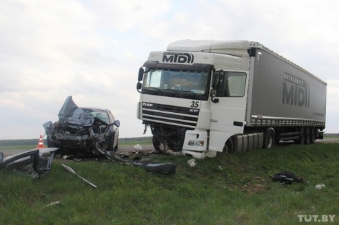 В Рогачевском районе лоб в лоб столкнулись фура и Chevrolet: погибла пассажирка легковушки