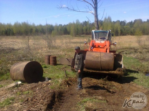 Житель Вилейки организовал подземный мини-завод по производству самогона (ФОТО)