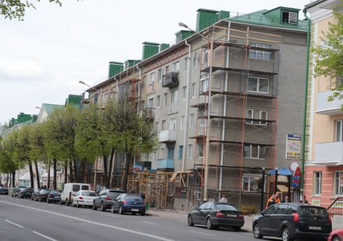 В Барановичах на ул. Ленина демонтируют балконы из-за опасности их падения