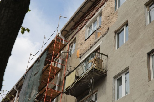 В Барановичах на ул. Ленина демонтируют балконы из-за опасности их падения