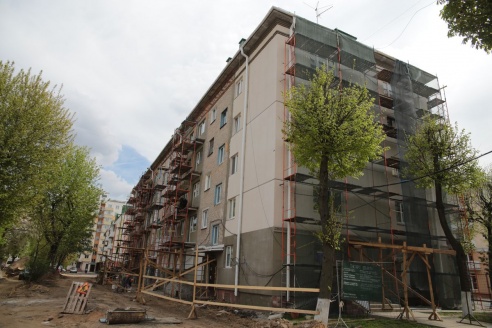 В Барановичах на ул. Ленина демонтируют балконы из-за опасности их падения