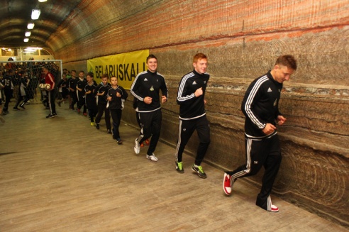 Подземный футбол. Футболисты «Шахтёра» сыграли с детьми в футбол на глубине 416 метров