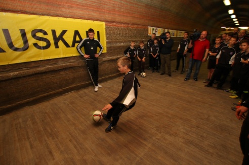 Подземный футбол. Футболисты «Шахтёра» сыграли с детьми в футбол на глубине 416 метров