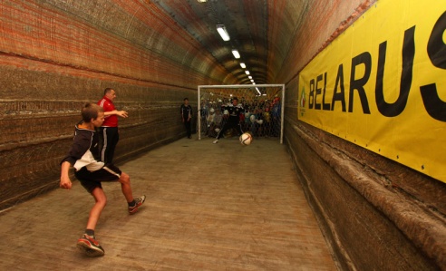 Подземный футбол. Футболисты «Шахтёра» сыграли с детьми в футбол на глубине 416 метров