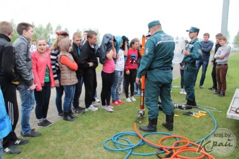 Поиск пострадавших в задымленном помещении и тушение пожара – «Один день со спасателями» в Вилейском районе (ФОТО)
