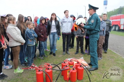Поиск пострадавших в задымленном помещении и тушение пожара – «Один день со спасателями» в Вилейском районе (ФОТО)