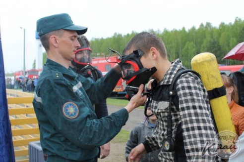 Поиск пострадавших в задымленном помещении и тушение пожара – «Один день со спасателями» в Вилейском районе (ФОТО)