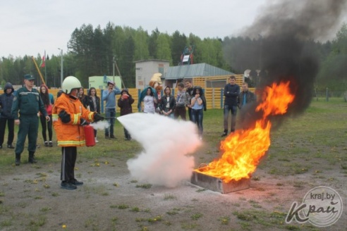 Поиск пострадавших в задымленном помещении и тушение пожара – «Один день со спасателями» в Вилейском районе (ФОТО)