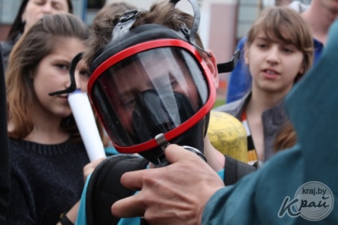 Поиск пострадавших в задымленном помещении и тушение пожара – «Один день со спасателями» в Вилейском районе (ФОТО)