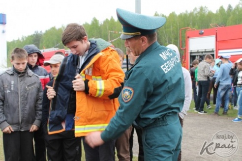 Поиск пострадавших в задымленном помещении и тушение пожара – «Один день со спасателями» в Вилейском районе (ФОТО)